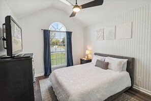 3 soverom, skrivebord, strykejern/-brett og wi-fi (inkludert)