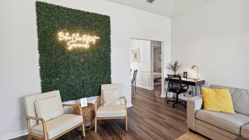 Smart-tv, een open haard en een tafeltennistafel