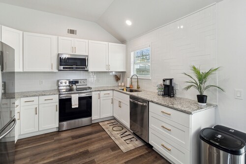 Boho Chic Retreat Savannah/Dog Friendly/3 BD/2 BATH