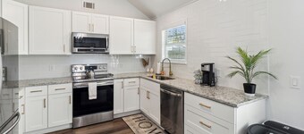 Boho Chic Retreat Savannah/Dog Friendly/3 BD/2 BATH