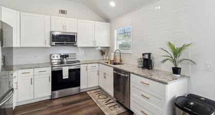 Boho Chic Retreat Savannah/Dog Friendly/3 BD/2 BATH