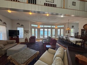 Een smart-tv, een open haard, een dvd-speler en een tafeltennistafel