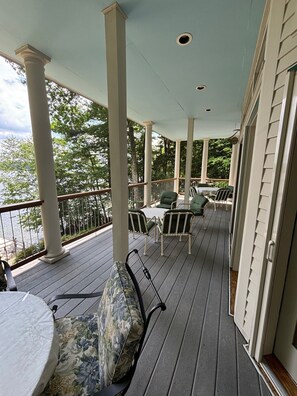 Outdoor dining - Binzhaven on Lake Winnipesaukee (Meredith)