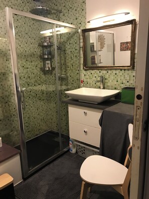 Douche, sèche-cheveux, serviettes fournies, savon