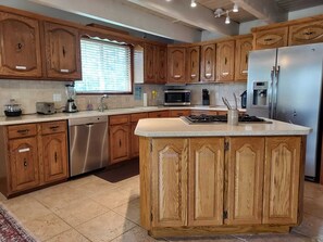 Fridge, microwave, oven, stovetop - Large Home @ Yosemite Gateway ! (Groveland)