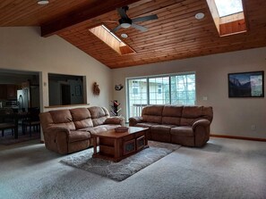 Smart TV, fireplace - Large Home @ Yosemite Gateway ! (Groveland)