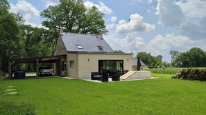 Exterior - Maison Bretonne Rénovée à 20 min des Plages, Parking Privé (Grand-Champ)