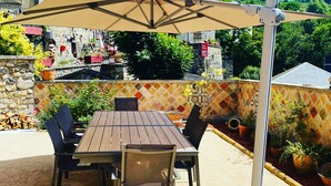 Outdoor dining - Maison de Caractère à Saint-nectaire (Saint-Nectaire)