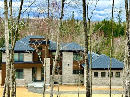 Exterior. 3000SQF Private Retreat Modern Cottage AC Fibre Wifi Muskoka Algonquin