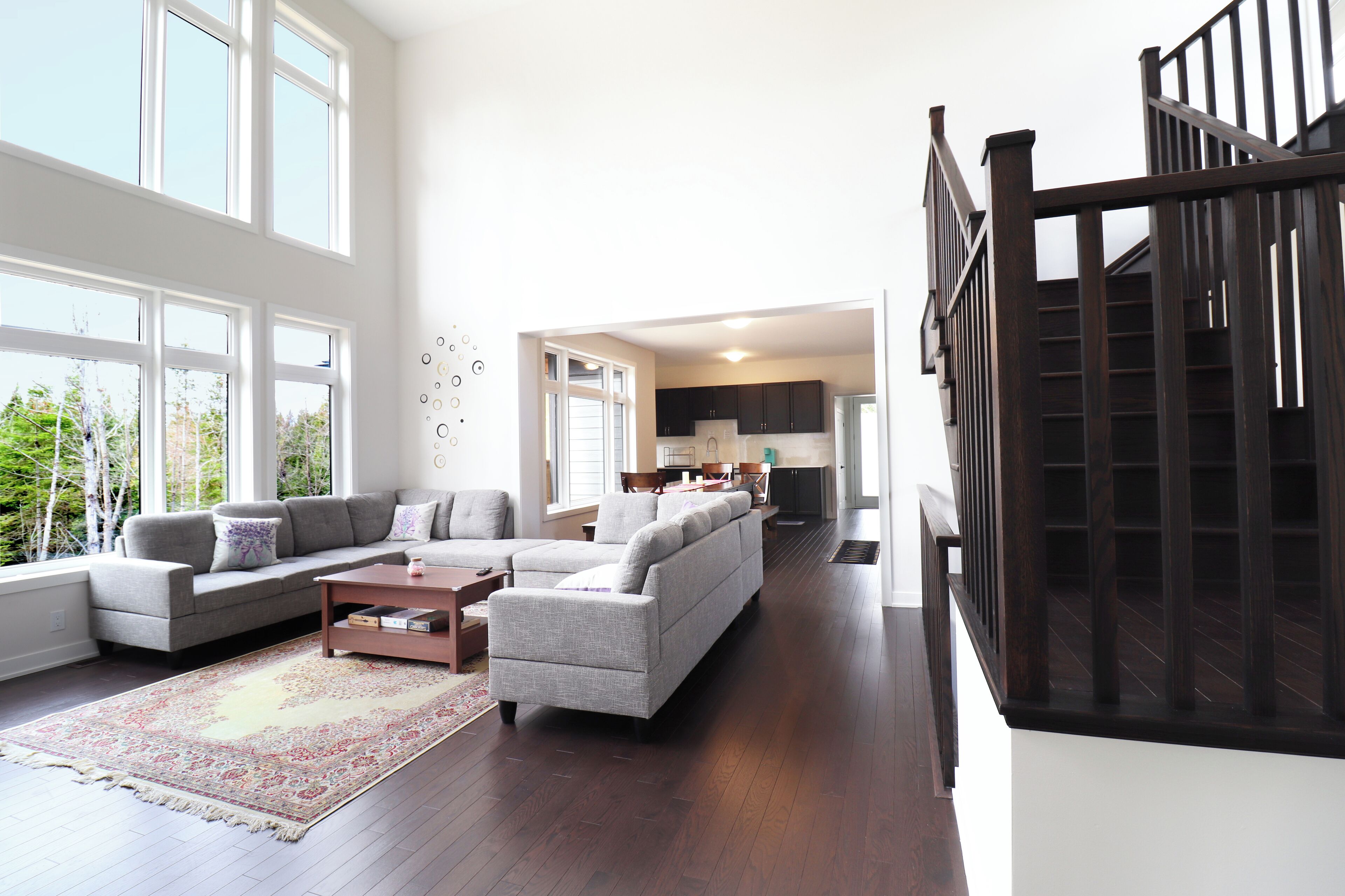 Téléviseur connecté, foyer, table de baby-foot, table de ping-pong