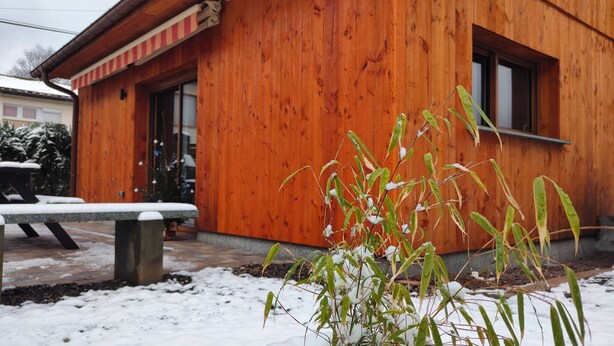 A wooden building with a bench and snow on the ground. - New single-storey chalet in Gérardmer (Xonrupt-Longemer)