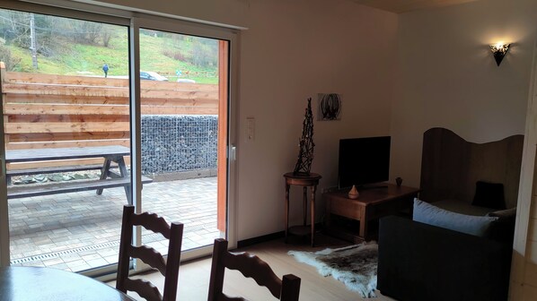 Televisión y chimenea 