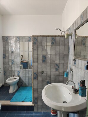 Douche, sĂšche-cheveux, bidet, savon