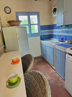 Microondas, horno, parrilla de estufa y lavavajillas 