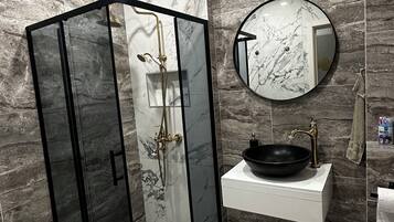 Een douche, handdoeken, toiletpapier