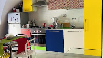City Apartment | Private kitchen | Full-size fridge, oven, espresso maker, coffee/tea maker