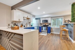 Microwave, oven, stovetop, dishwasher - Elegant modern 2bdrm, 2bth. 20 min to ATL Airport (Atlanta)