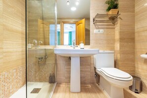 Bruser, hårtørrer, bidet, håndklæder