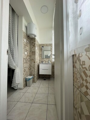 Standard Quadruple Room | Bathroom