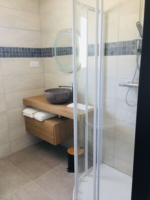 Een haardroger, handdoeken, zeep, shampoo