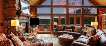 Hemlock Haven: Luxury Log Retreat w/ Sauna, Saloon & Blue Ridge Views
