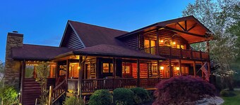Hemlock Haven: Luxury Log Retreat w/ Sauna, Saloon & Blue Ridge Views