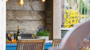 Outdoor dining - Saerdy -  a coastal that sleeps 6 guests  in 3 bedrooms (Morfa Nefyn)