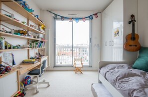 3 slaapkamers, een strijkplank/strijkijzer, wifi, beddengoed
