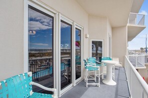 Terrace/patio - Ocean's Edge: 1st Floor 5-Star Luxury Condo Sleeps 8! Heated Pool and Hot Tub! (Navarre)