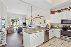 Réfrigérateur, four à micro-ondes, un four, surface de cuisson