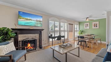 Smart TV, chimenea, futbolito y tenis de mesa