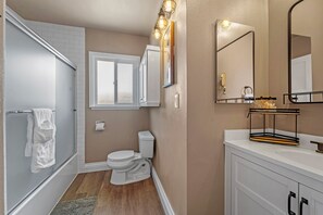 Secadora de cabello, toallas, jabón, shampoo 