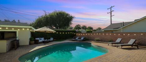 Una piscina al aire libre