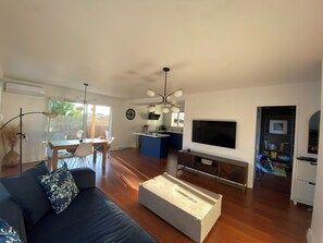 Living area - Maison Avec Piscine, Equipements Enfants, Animaux Acceptes, Proche Plages/ville (Lunel)