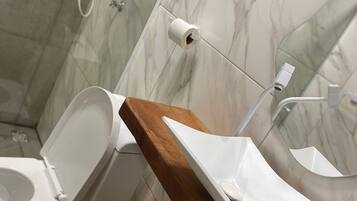 Toalhas de banho, papel higiênico