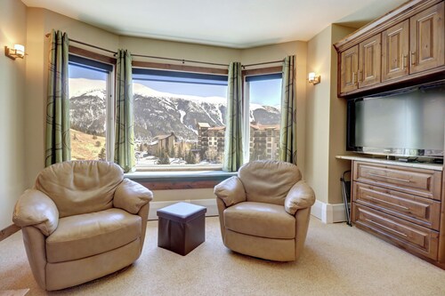 Affordable Remodeled Ski Condo with shared hot tub! TL411