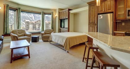 Affordable Remodeled Ski Condo with shared hot tub! TL411