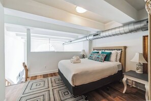 1 habitación y tabla de planchar con plancha