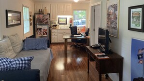 A compact living space with a kitchenette, a dining area, and a bedroom. - Apartment in Downtown Clemson. Just a few minutes to Campus & Football Stadium. (Clemson)
