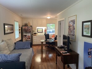 Interior - Apartment in Downtown Clemson. Just a few minutes to Campus & Football Stadium. (Clemson)