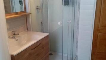 Ducha, secador de pelo, jabón, shampoo