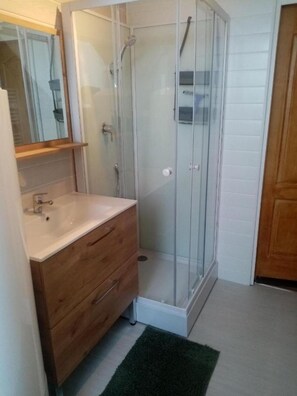 Een douche, een haardroger, zeep, shampoo