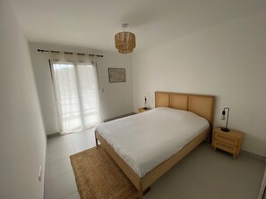 2 室のベッドルーム、アイロン / アイロン台、ベッドシーツ