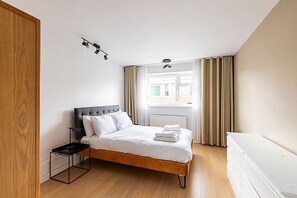 2 soveværelser, skrivebord, strygejern/strygebræt