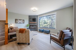 Smart TV, fireplace - Middle Fork Retreat - a 3 bedroom home near Glacier National Park! (Hungry Horse)