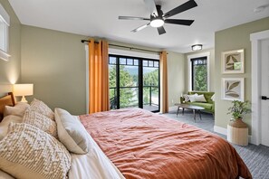 3 bedrooms, desk, WiFi, bed sheets