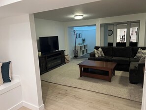 Smart-tv, eldstad, tv-spel och dvd-spelare
