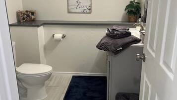 Doccia, asciugamani, sapone, shampoo