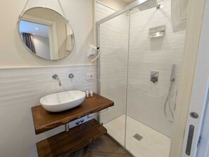 Economy Studio | Bathroom | Shower, rainfall showerhead, hair dryer, bidet