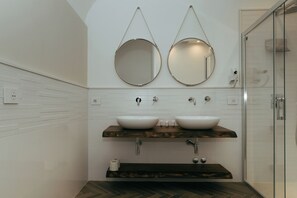 Superior Studio | Bathroom | Shower, rainfall showerhead, hair dryer, bidet
